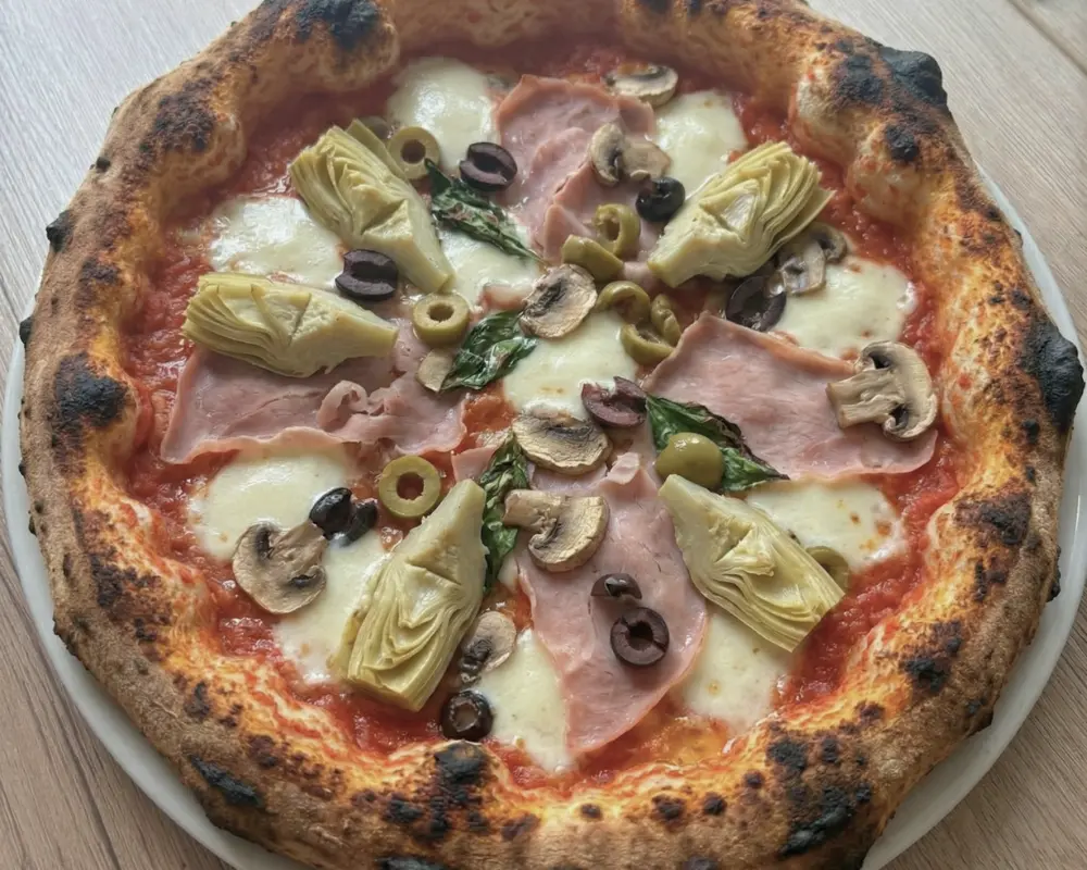 Neapolská pizza Capricciosa - Pizzeria Giovanni