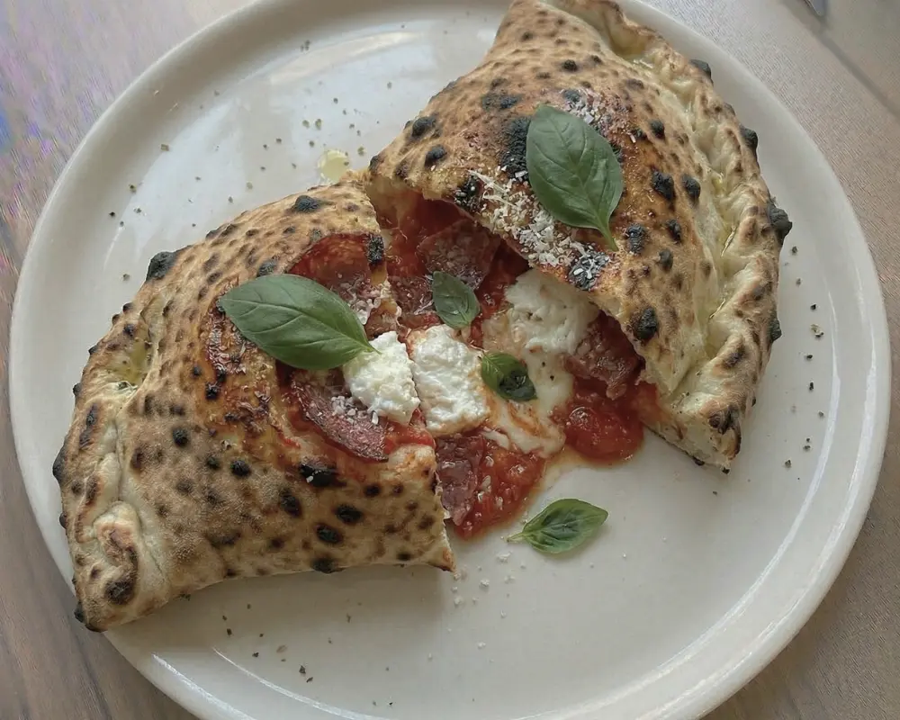 Neapolská pizza Calzone - Pizzeria Giovanni