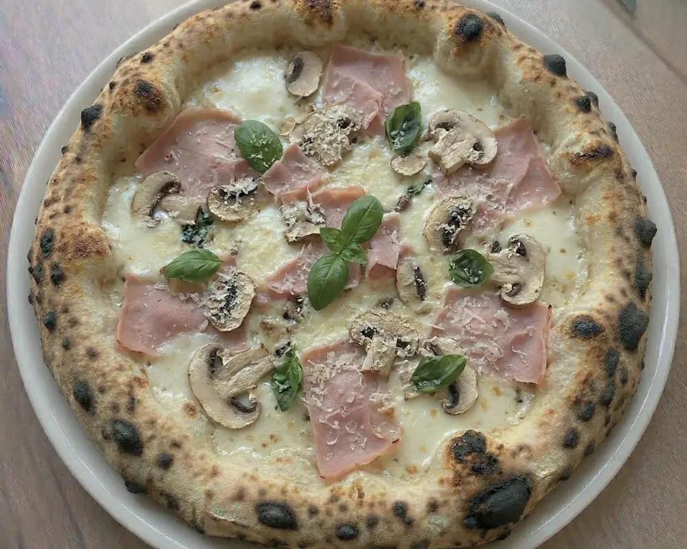 Neapolská pizza Prosciutto e Funghi - Pizzeria Giovanni